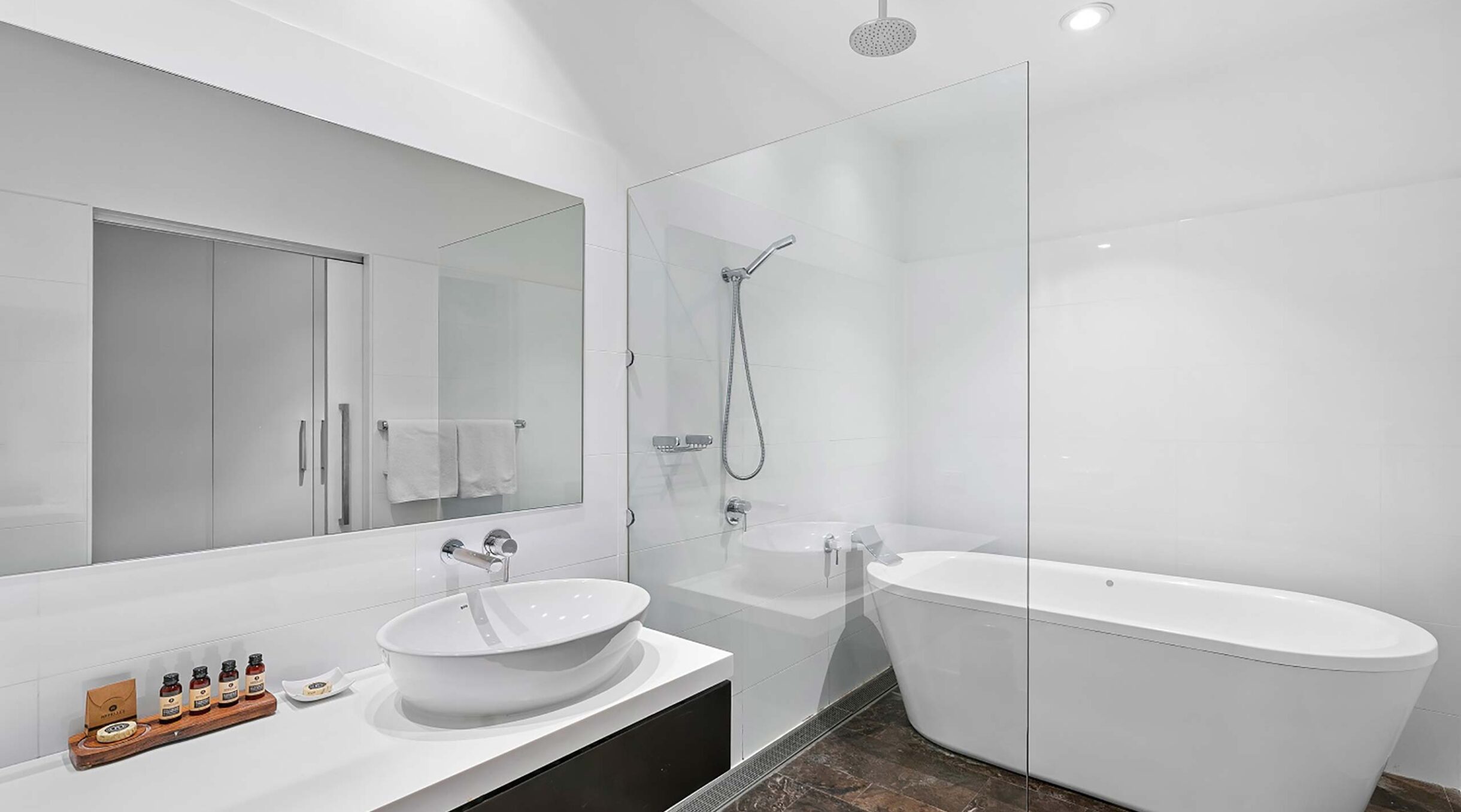Highlands King bathroom bathtub